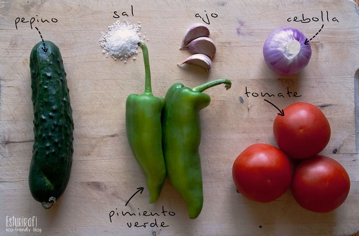Ingredientes para hacer el gazpacho - peipino, tomate, ajo, cebolla, sal y aceite