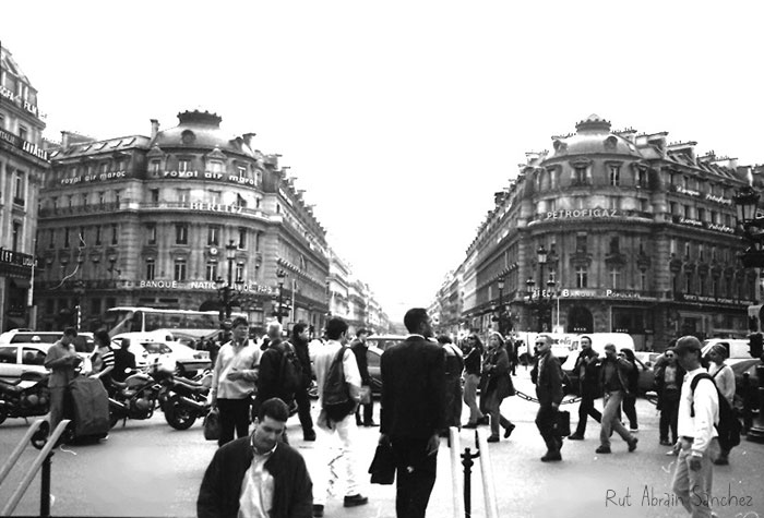 Esta foto la hice con una cámara analógica (sí, esas de carrete) en 1999 en París saliendo del metro de Ópera. Fue totalmente casual que ese chico se quedara en el centro y algunos de los que pasaban se quedaran mirando.